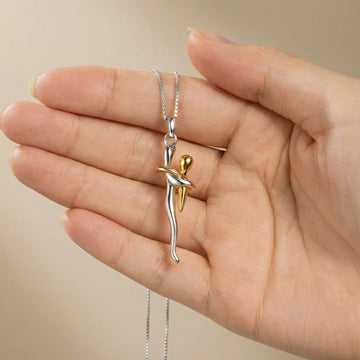 Pendentif Amour Éternel tenu dans la main