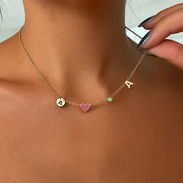 Collier avec initiale, pierre de naissance et signe du zodiaque
