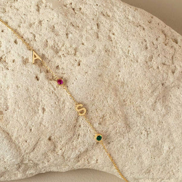 Bracelet à initiales et pierres de naissance