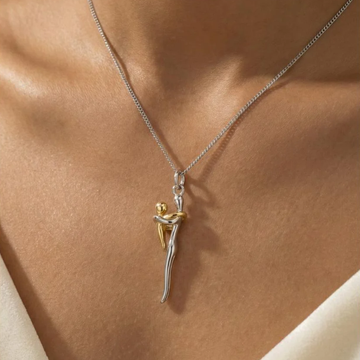 Collier Amour Éternel porté, pendentif or et argent