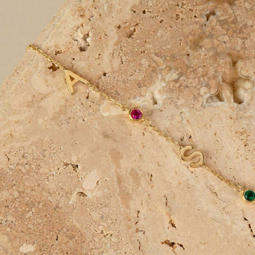 Bracelet à initiales et pierres de naissance